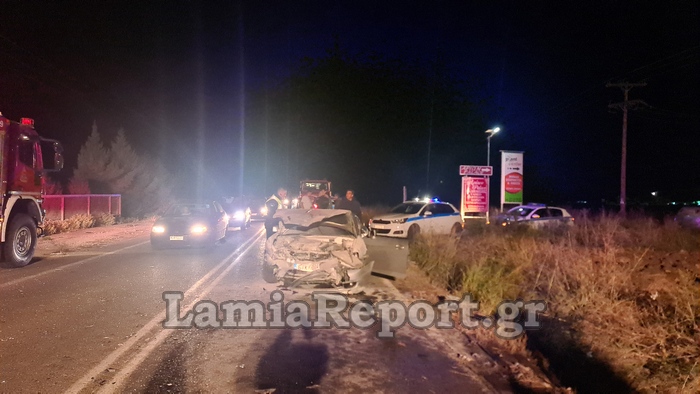 Σφοδρή σύγκρουση αυτοκινήτων έξω από τη Λαμία με ένα νεκρό και δύο τραυματίες