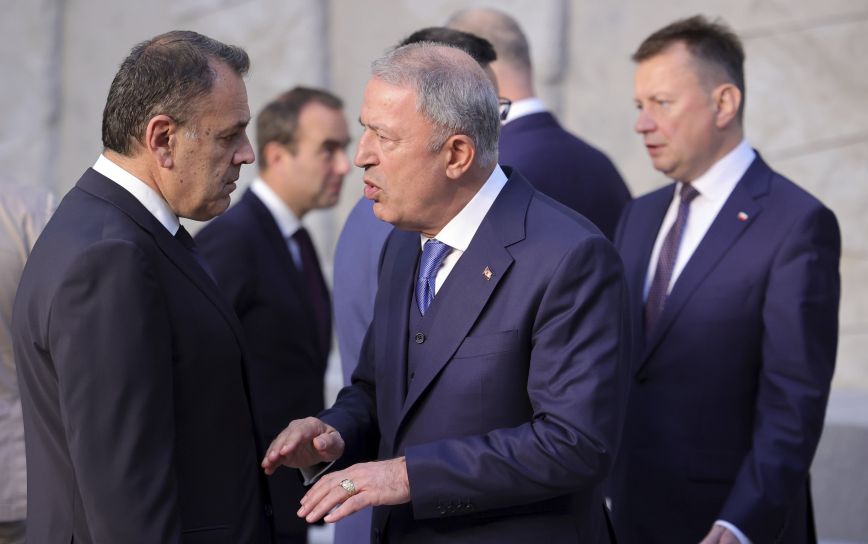 Μικρό καλάθι κρατά η Αθήνα μετά τη συνάντηση Παναγιωτόπουλου – Ακάρ – Πώς εξηγείται η επιμονή για το τετ α τετ