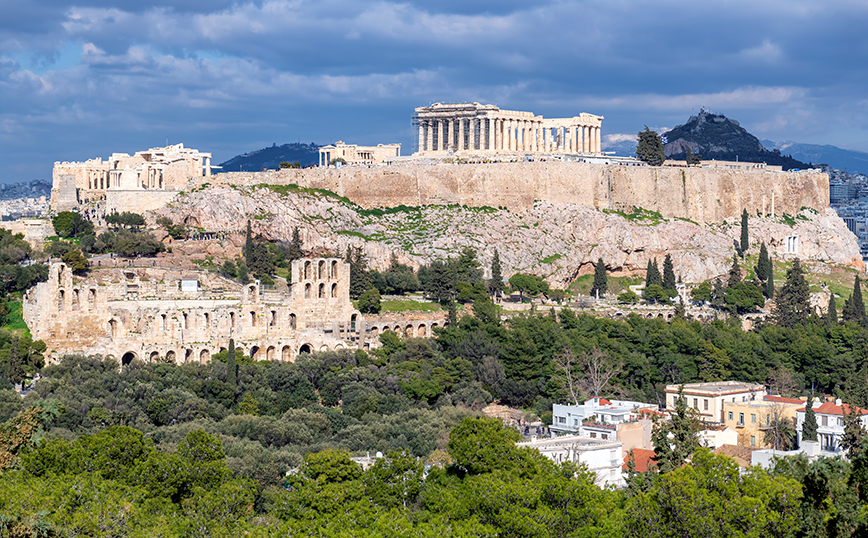 Ανατροπή με την πτώση της γυναίκας από τον λόφο στην Ακρόπολη: Εξετάζεται το ενδεχόμενο της αυτοκτονίας &#8211; Την έπαιρνε τηλέφωνο ο σύζυγός της