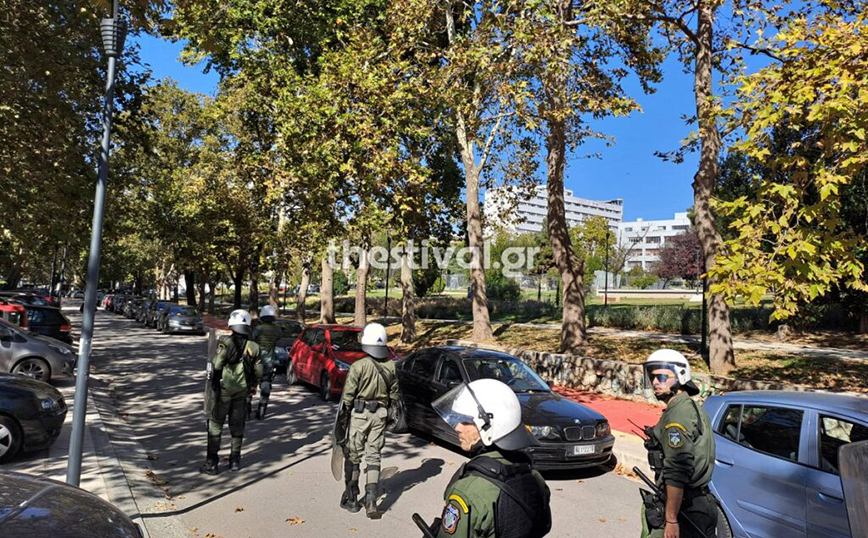 Θεσσαλονίκη: Ένταση έξω από το ΑΠΘ – Κουκουλοφόροι επιτέθηκαν στα ΜΑΤ