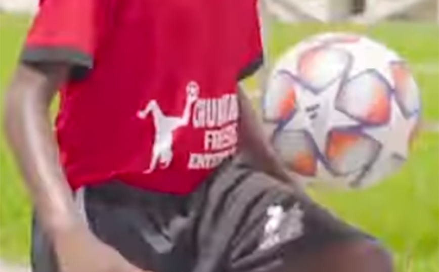 Παίζει τη μπάλα&#8230; στα δάχτυλα