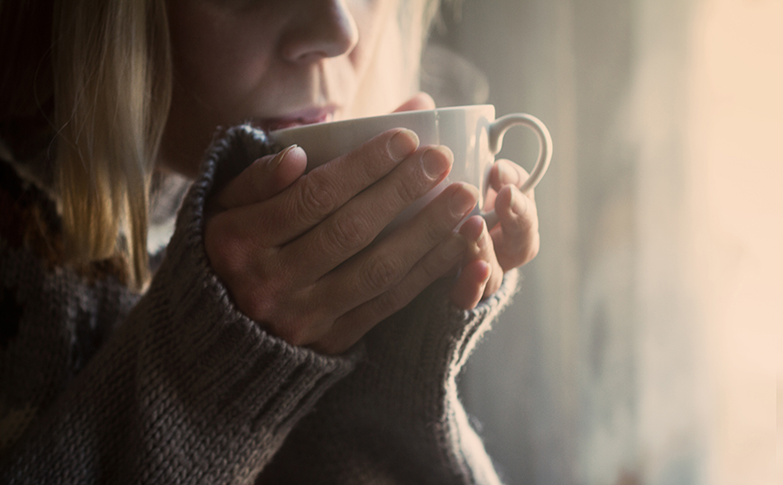 Γυναίκα κρατάει φλυτζάνι Γυναίκα κρατάει φλυτζάνι