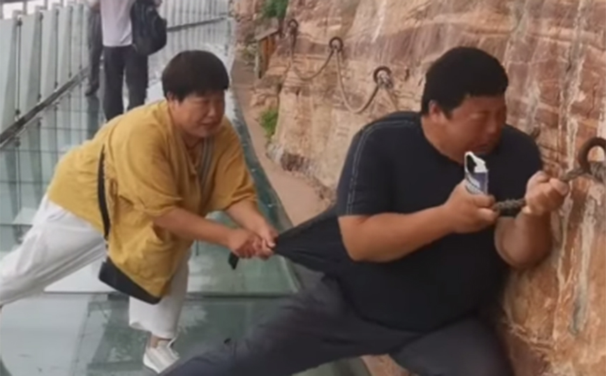 Όταν πας στον οδοντίατρο και σου λέει «Έλα, δε θα πονέσεις καθόλου»