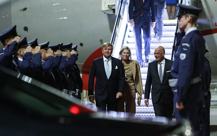 Έφτασε στην Αθήνα το βασιλικό ζεύγος της Ολλανδίας &#8211; Τους υποδέχτηκε στο αεροδρόμιο ο Νίκος Δένδιας