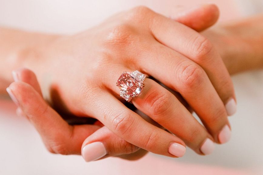 Το σπάνιο ροζ διαμάντι πουλήθηκε έναντι σχεδόν 58 εκατ. δολαρίων