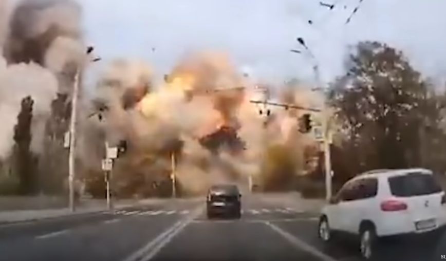 Ουκρανία: Συγκλονίζει βίντεο με τη στιγμή έκρηξης όταν πύραυλος πέφτει σε κατοικημένη περιοχή στο Ντνίπρο