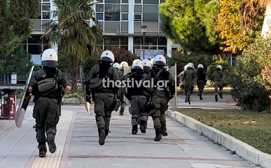 Ένταση στο ΑΠΘ: Κουκουλοφόροι επιτέθηκαν με πέτρες σε διμοιρία των ΜΑΤ