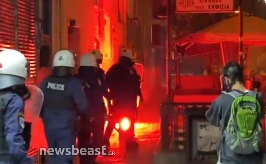 Πορεία στο κέντρο της Αθήνας για την υπόθεση βιασμού της 19χρονης στο Τμήμα της Ομόνοιας – Ένταση στην Πλατεία Βικτωρίας