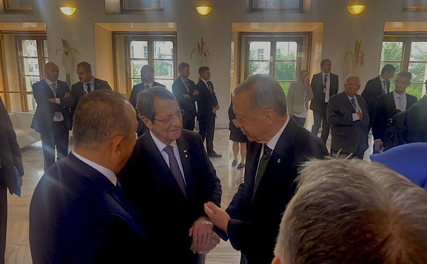 Χειραψία Αναστασιάδη – Ερντογάν στην Πράγα: Τι είπαν στο σύντομο τετ α τετ