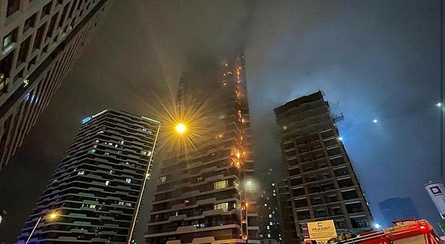 Στις φλόγες έχει τυλιχτεί ουρανοξύστης 24 ορόφων στην Κωνσταντινούπολη – Δείτε βίντεο