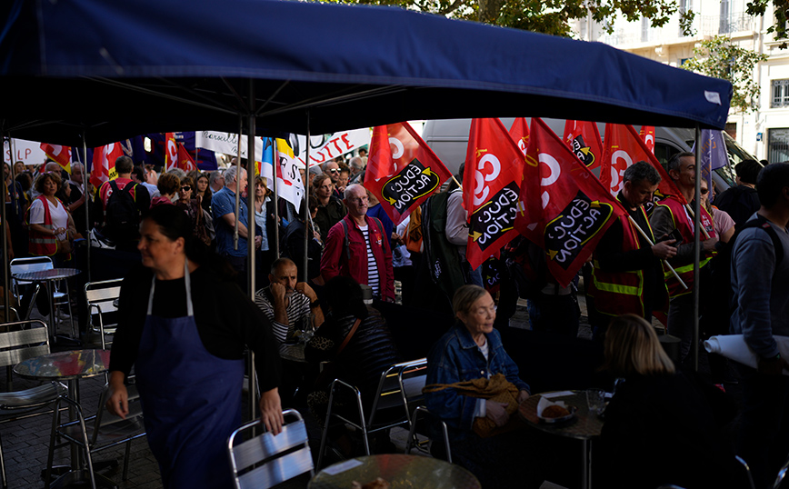Σε απεργιακό κλοιό η Γαλλία: Κατέβασε ρολά ο δημόσιος τομέας, παραμένουν τα προβλήματα στα διυλιστήρια