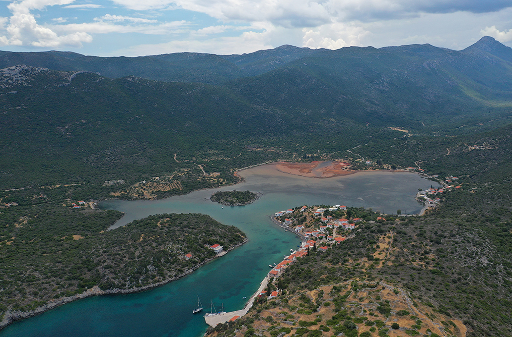 Γέρακας: Το αναπάντεχο φιόρδ στη Μάνη που δεν περιμένεις να συναντήσεις