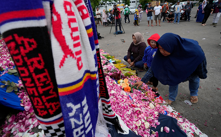 Ινδονησία: 32 νεκρά παιδιά 3-17 ετών στον ποδοσφαιρικό αγώνα &#8211; Ποδοπατήθηκαν ή πέθαναν από ασφυξία τα θύματα