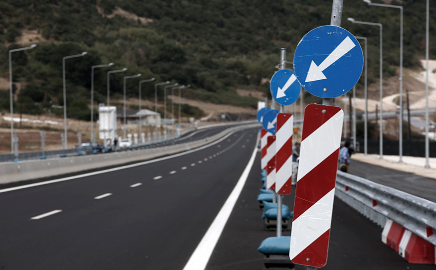 Φωτιά στο Λουτράκι: Έκλεισαν η νέα και η παλιά Εθνική Οδός Αθηνών &#8211; Κορίνθου και στα δύο ρεύματα