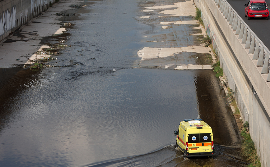 Εικόνες από το σημείο της αυτοκτονίας στον Κηφισό &#8211; Το ασθενοφόρο μπήκε μέσα στο ποτάμι