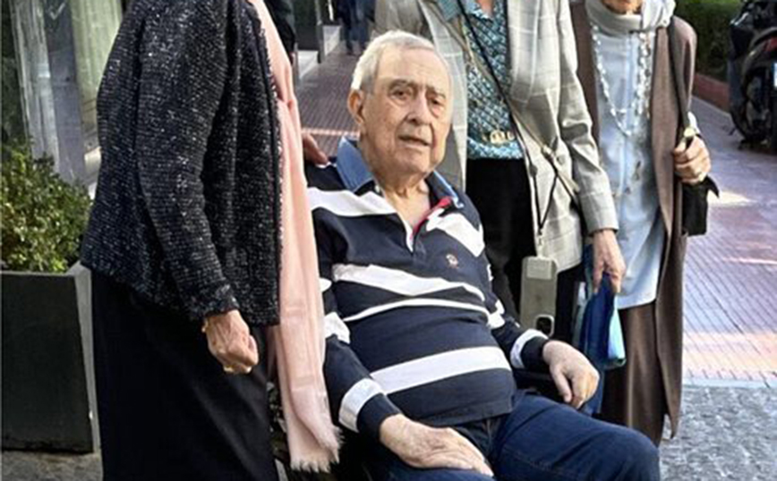 Σπάνια βόλτα του τέως βασιλιά Κωνσταντίνου στο κέντρο της Αθήνας – Σε καροτσάκι συνοδευόμενος από την οικογένειά του