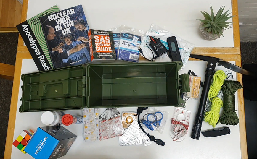 Ο συγγραφέας του βιβλίου «Apocalypse Ready» έφτιαξε ένα «κουτί επιβίωσης στον πυρηνικό πόλεμο» – Τι περιλαμβάνει