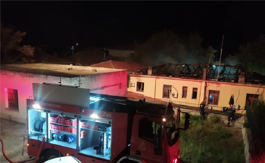 Κοζάνη: Φωτιά στο δημαρχείο Σερβίων – Κατέρρευσε η σκεπή