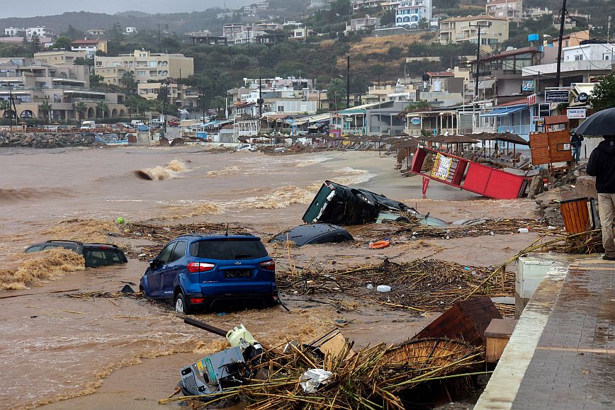 Βιβλική καταστροφή στην Κρήτη: «Χείμαρροι» οι δρόμοι, βούλιαξαν αυτοκίνητα &#8211; Δείτε εικόνες