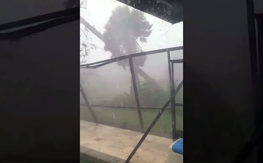 Τραβώντας βίντεο στη μέση ενός κυκλώνα