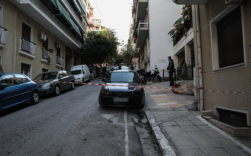 Θρίλερ στην Κυψέλη με νεκρό άντρα σε αυτοκίνητο – Δίπλα του βρέθηκε ένα καλάσνικοφ