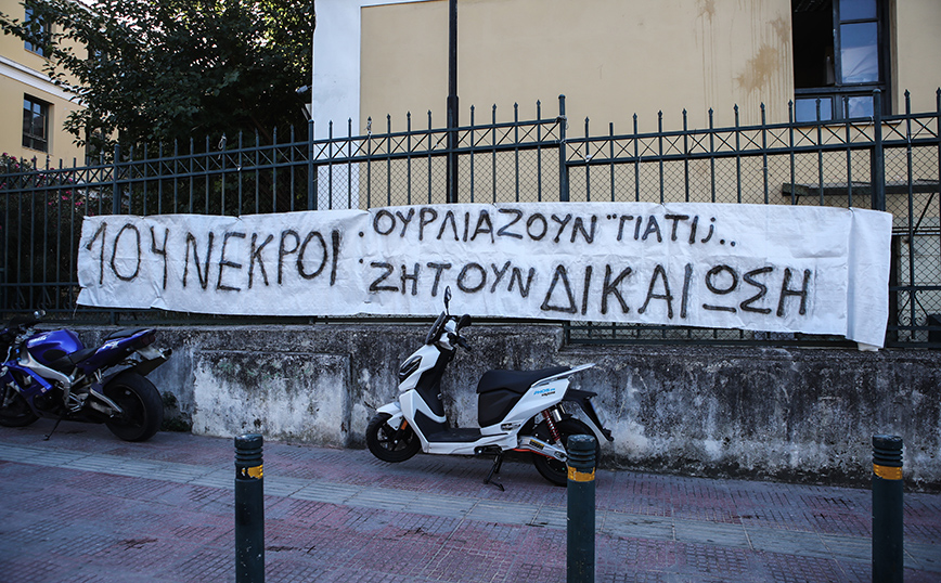 Φονική πυρκαγιά στο Μάτι: Ασφυκτικά γεμάτη η αίθουσα &#8211; Δικηγόροι και δημοσιογράφοι κρεμασμένοι στα παράθυρα