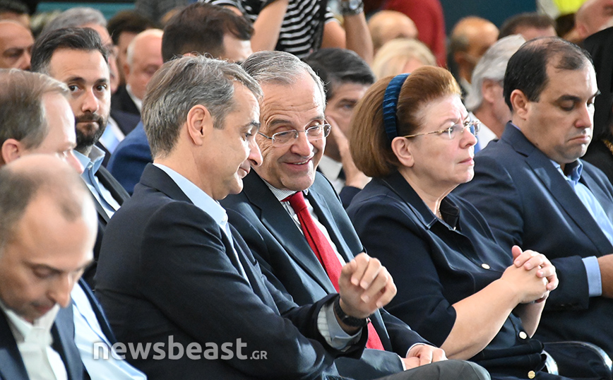 Δίπλα – δίπλα κάθισαν Κ. Μητσοτάκης και Α. Σαμαράς στα εγκαίνια του Μετρό στον Πειραιά