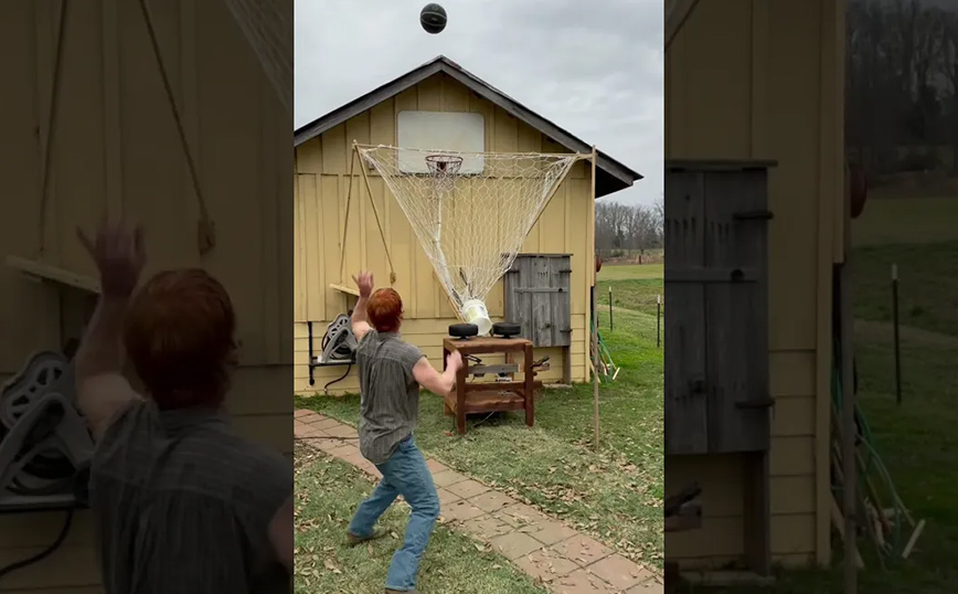 Η απόλυτη πατέντα όταν δεν έχεις παρέα για να σου πετάει πασούλες στο μπάσκετ