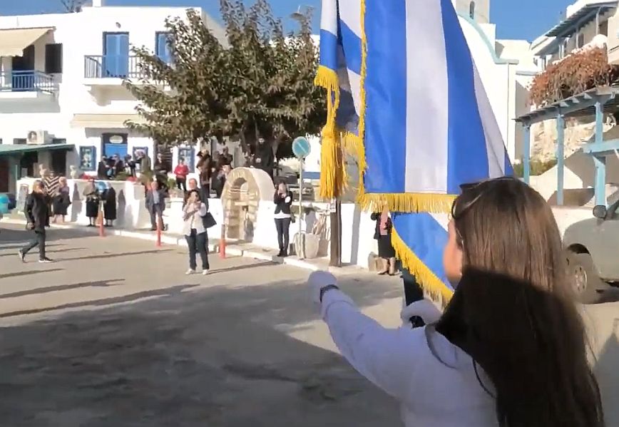 28η Οκτωβρίου: Μέσα σε αποθέωση παρέλασε η μία και μοναδική μαθήτρια στον Απόλλωνα Νάξου