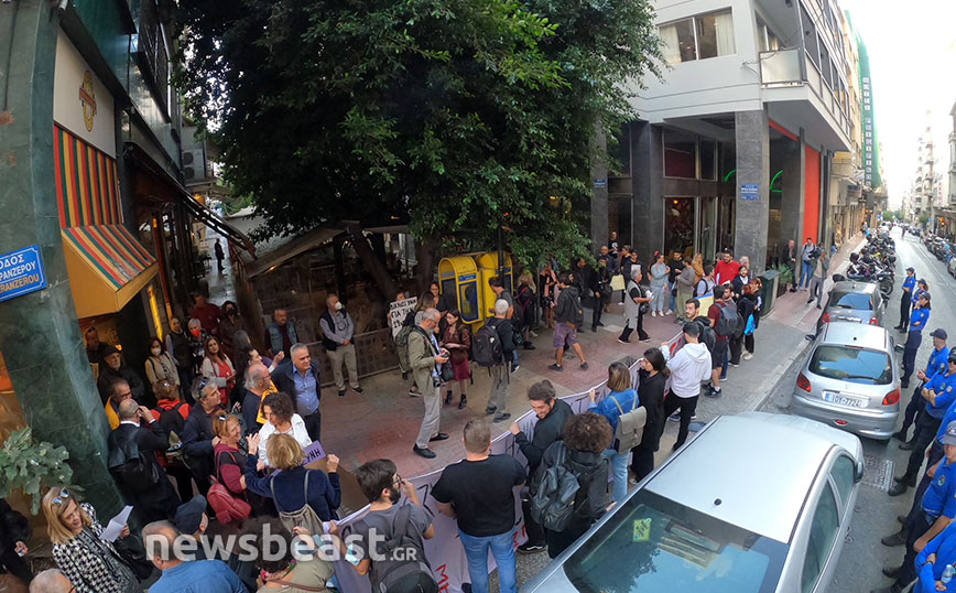 Κινητοποίηση έξω από το ΑΤ Ομόνοια από τη νεολαία ΣΥΡΙΖΑ και βουλευτές Κινητοποίηση έξω από το ΑΤ Ομόνοια από τη νεολαία ΣΥΡΙΖΑ και βουλευτές