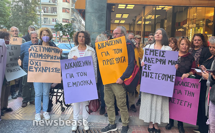 Κινητοποίηση έξω από το ΑΤ Ομόνοια από τη νεολαία ΣΥΡΙΖΑ και βουλευτές Κινητοποίηση έξω από το ΑΤ Ομόνοια από τη νεολαία ΣΥΡΙΖΑ και βουλευτές