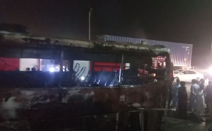 Πακιστάν: Τουλάχιστον 17 νεκροί από φωτιά σε λεωφορείo &#8211; «Οι επιβαίνοντες στο λεωφορείο ήταν κυρίως πλημμυροπαθείς»