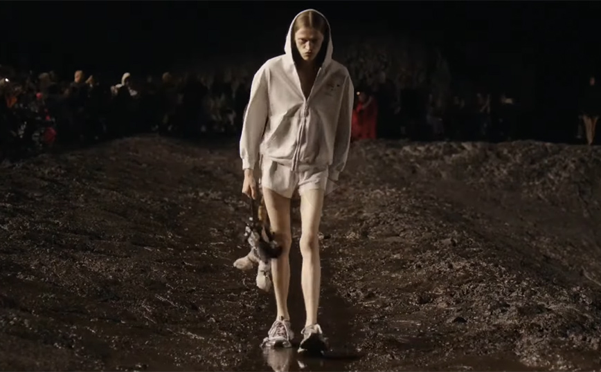 Εβδομάδα μόδας στο Παρίσι: O οίκος Balenciaga  έβαλε τα μοντέλα του να περπατήσουν στη λάσπη &#8211; «Να είσαι προσγειωμένος»