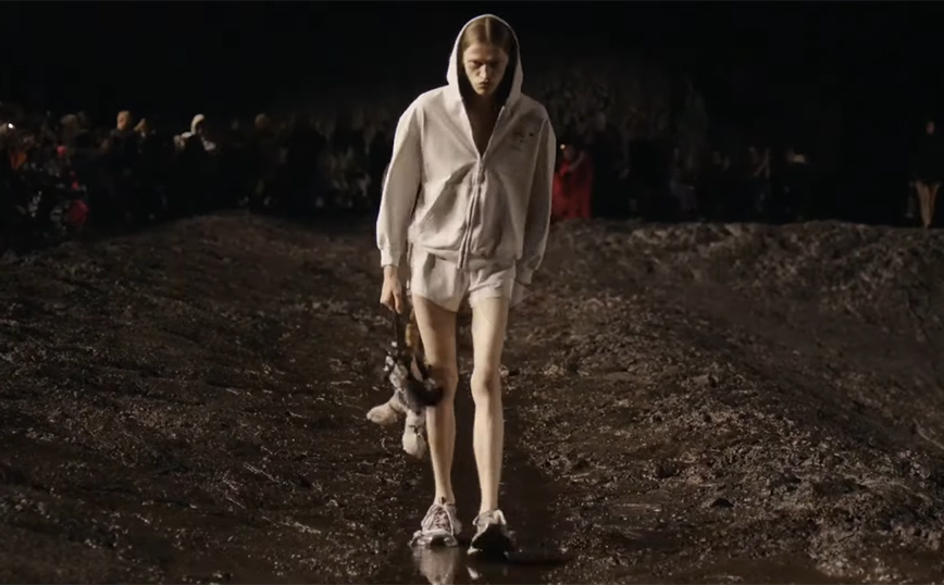 Εβδομάδα μόδας στο Παρίσι: O οίκος Balenciaga έβαλε τα μοντέλα του να περπατήσουν στη λάσπη – «Να είσαι προσγειωμένος»