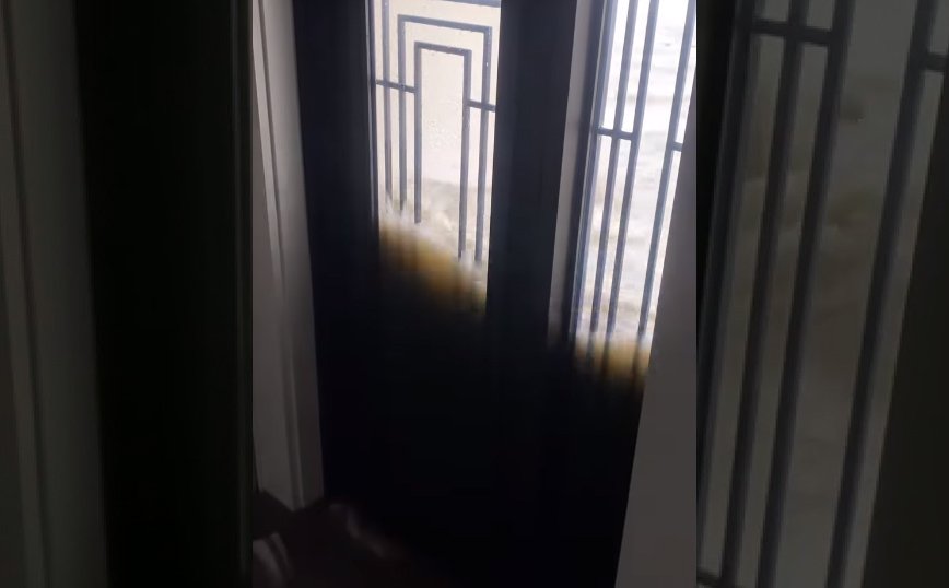 Μοιάζει με σκηνή από ταινία αλλά είναι πραγματικό συμβάν εν μέσω τυφώνα