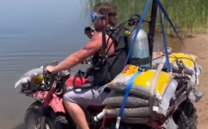 Μετέτρεψε το τρίκυκλο σε&#8230; υποβρύχιο