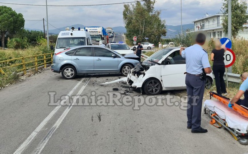 Εικόνες από σοβαρό τροχαίο στη Λαμία: Μετωπική δύο αυτοκινήτων – Τραυματίστηκε η οδηγός του Smart