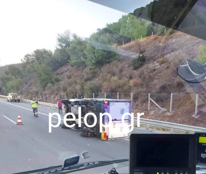 Τροχαίο δυστύχημα με δύο νεκρούς στο ύψος της Ακράτας – Εγκλωβίστηκαν σε ΙΧ που άρπαξε φωτιά – Φωτογραφίες