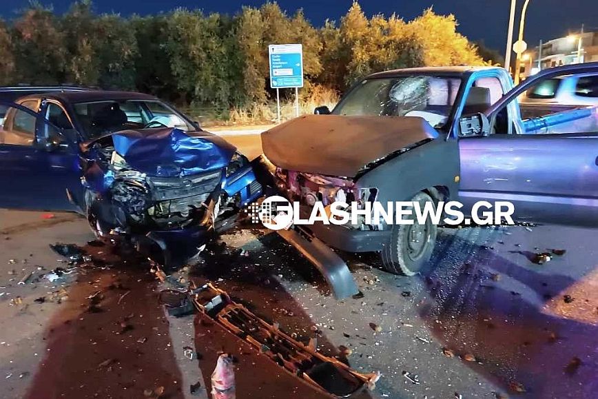 Σφοδρή σύγκρουση δύο αυτοκινήτων στα Χανιά με τραυματίες – Δείτε φωτογραφίες