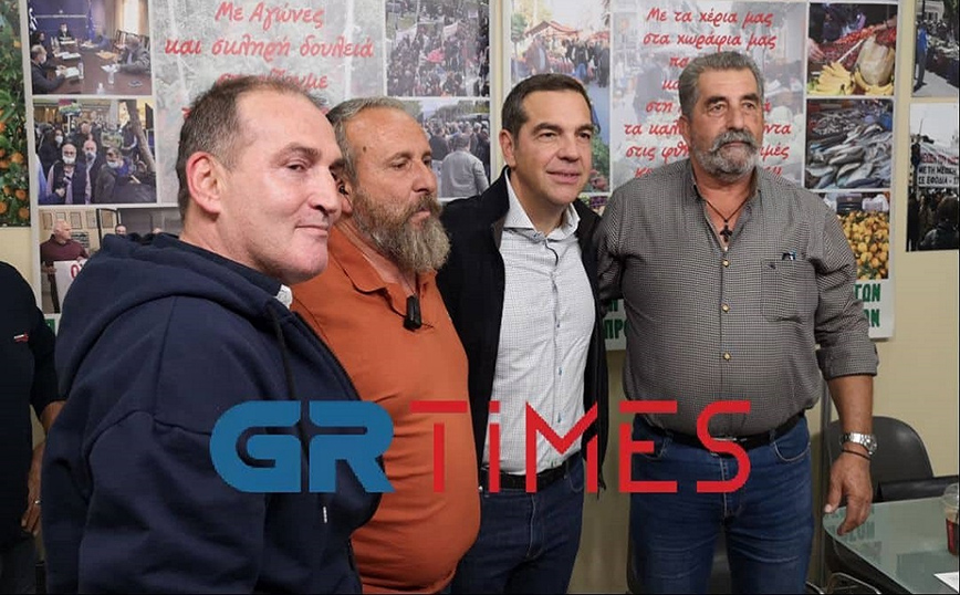 Δώρισαν ποντιακή λύρα ΠΑΟΚ στον Αλέξη Τσίπρα Δώρισαν ποντιακή λύρα ΠΑΟΚ στον Αλέξη Τσίπρα