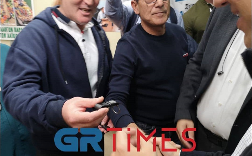 Δώρισαν ποντιακή λύρα ΠΑΟΚ στον Αλέξη Τσίπρα Δώρισαν ποντιακή λύρα ΠΑΟΚ στον Αλέξη Τσίπρα