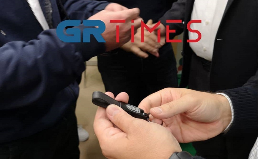 Δώρισαν ποντιακή λύρα ΠΑΟΚ στον Αλέξη Τσίπρα Δώρισαν ποντιακή λύρα ΠΑΟΚ στον Αλέξη Τσίπρα