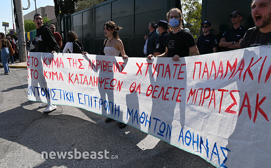 Συγκέντρωση μαθητών και εκπαιδευτικών στο υπουργείο Παιδείας: «H μόρφωση δεν χωράει σε voucher και pass»