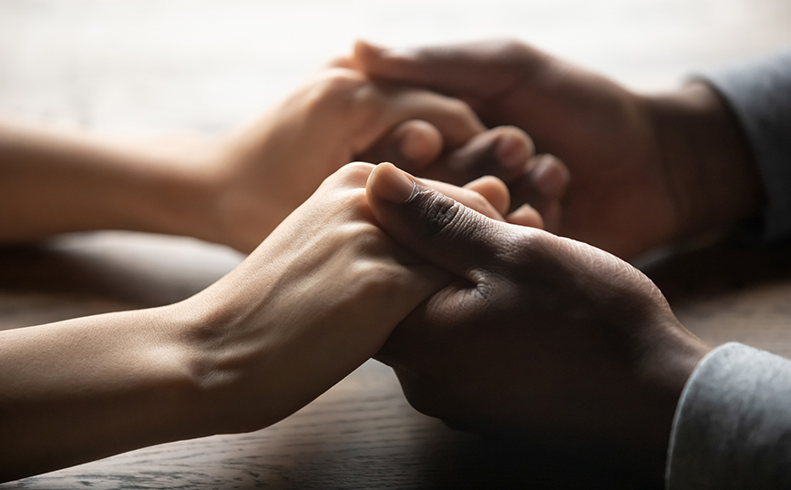 Ζευγάρι κρατάει χέρια Ζευγάρι κρατάει χέρια