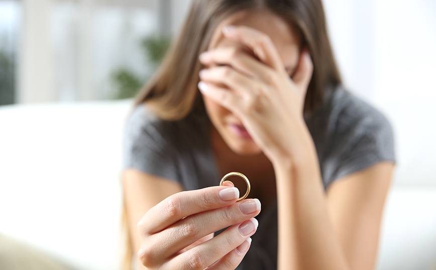 Γυναίκα κρατάει βέρα, χωρισμός Γυναίκα κρατάει βέρα, χωρισμός