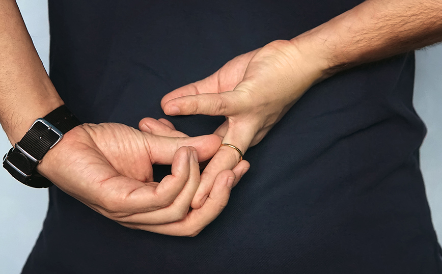 Άντρας βγάζει τη βέρα του Άντρας βγάζει τη βέρα του