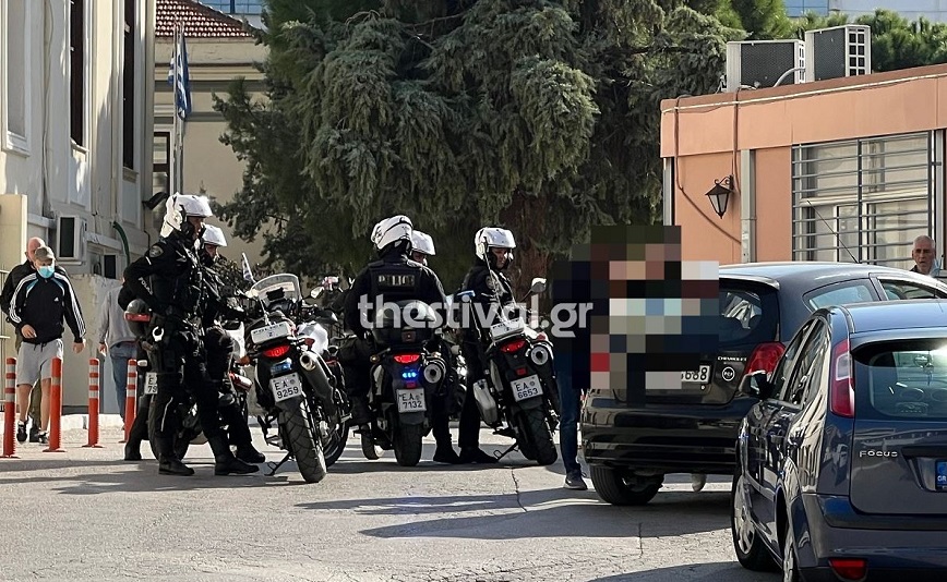 Θεσσαλονίκη: «Γέφυρα ζωής» για να μεταφερθεί 2χρονο κοριτσάκι στο νοσοκομείο – Δείτε βίντεο