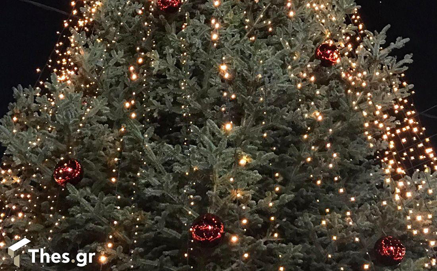 Φωταγωγήθηκε με 85.000 λαμπάκια το πρώτο χριστουγεννιάτικο δέντρο στην Ελλάδα