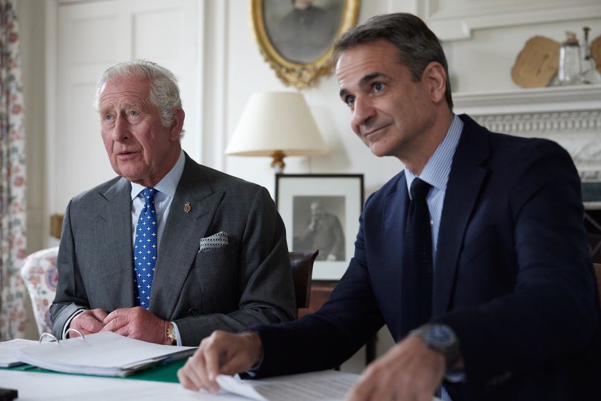Στο Λονδίνο το επόμενο Σαββατοκύριακο ο πρωθυπουργός &#8211; «Ψήνεται» συνάντηση με τον βασιλιά Κάρολο 