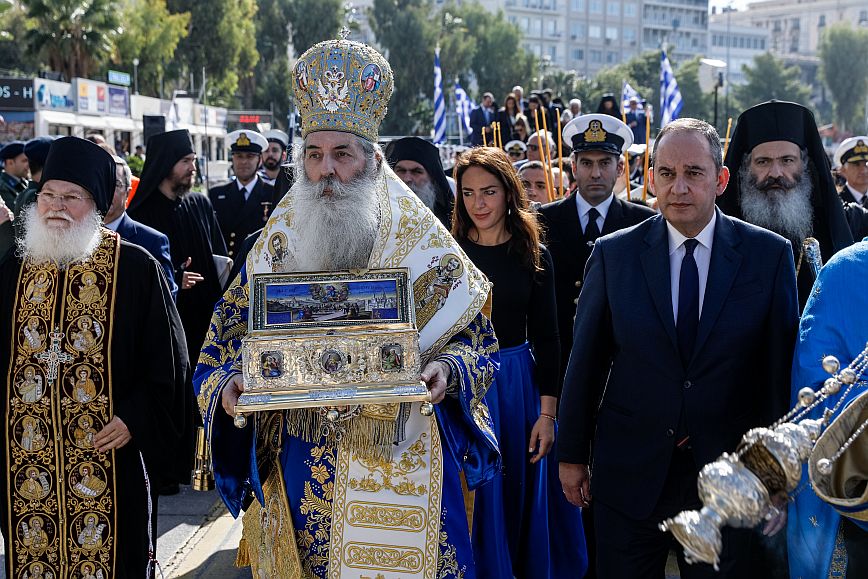 Με τιμές αρχηγού κράτους υποδέχτηκαν στον Πειραιά την Αγία Ζώνη της Παναγίας – Δείτε εικόνες